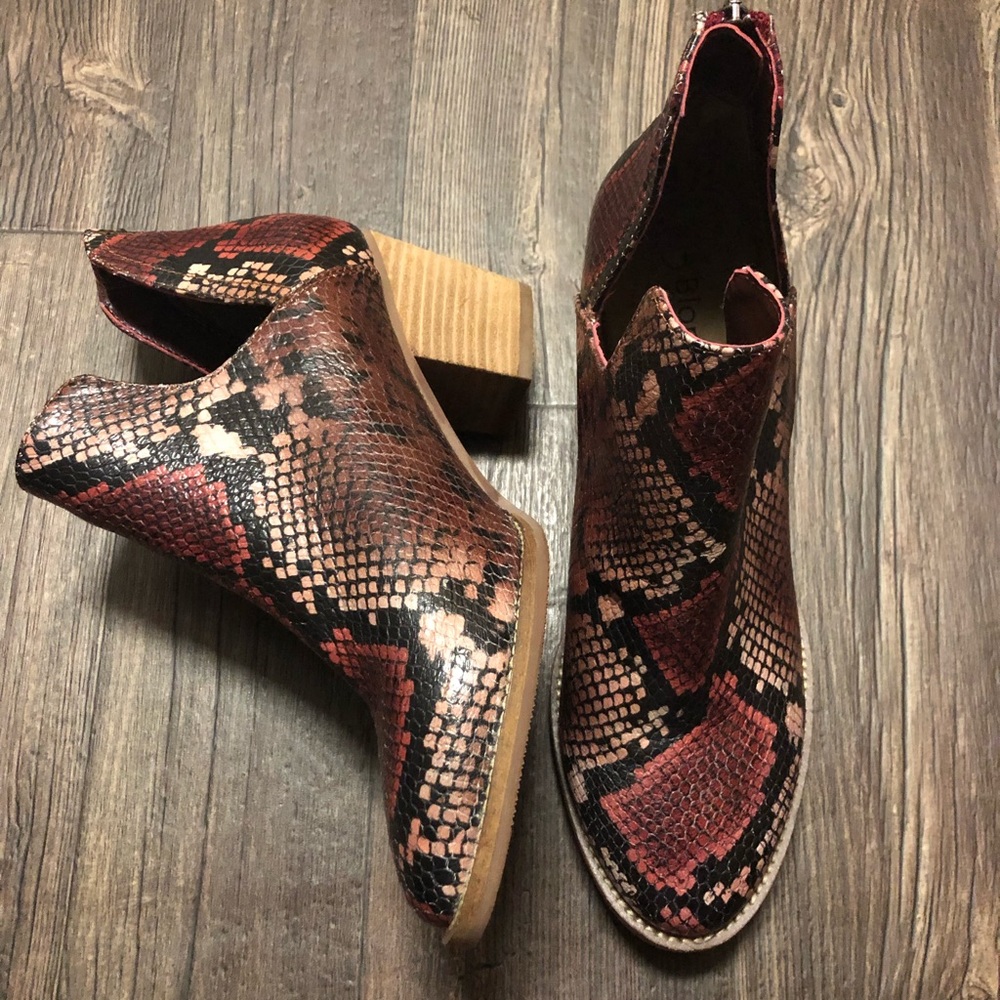 Blondo Neda Women's Red Multi Snake Boots 9.5M (READ) NWOB